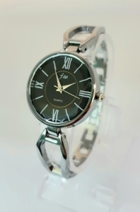 Damski zegarek z metalową bransoletą