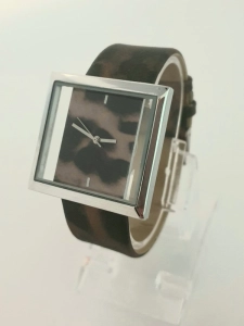 Damski zegarek ze skórzanym paskiem