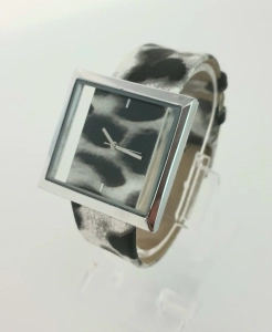 Damski zegarek ze skórzanym paskiem w panterkę