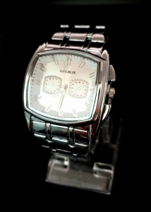 Męski zegarek z metalową bransoletą